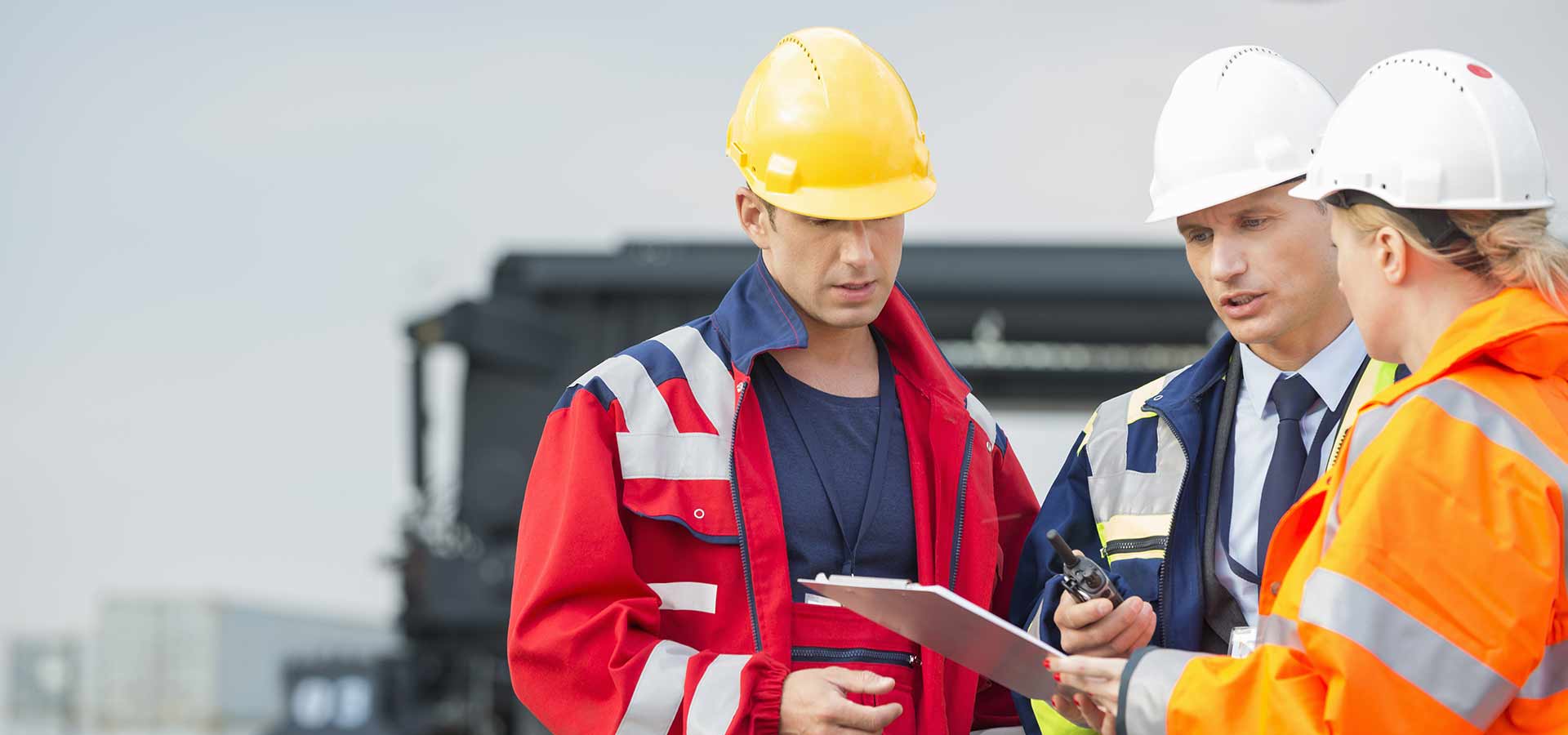 التعامل مع و تخزين المواد الكيميائية السامة و المواد الخطرة